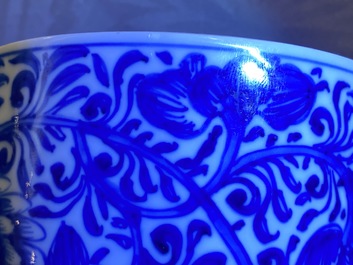 Een Chinese blauw-witte dekselbeker met floraal decor, Kangxi